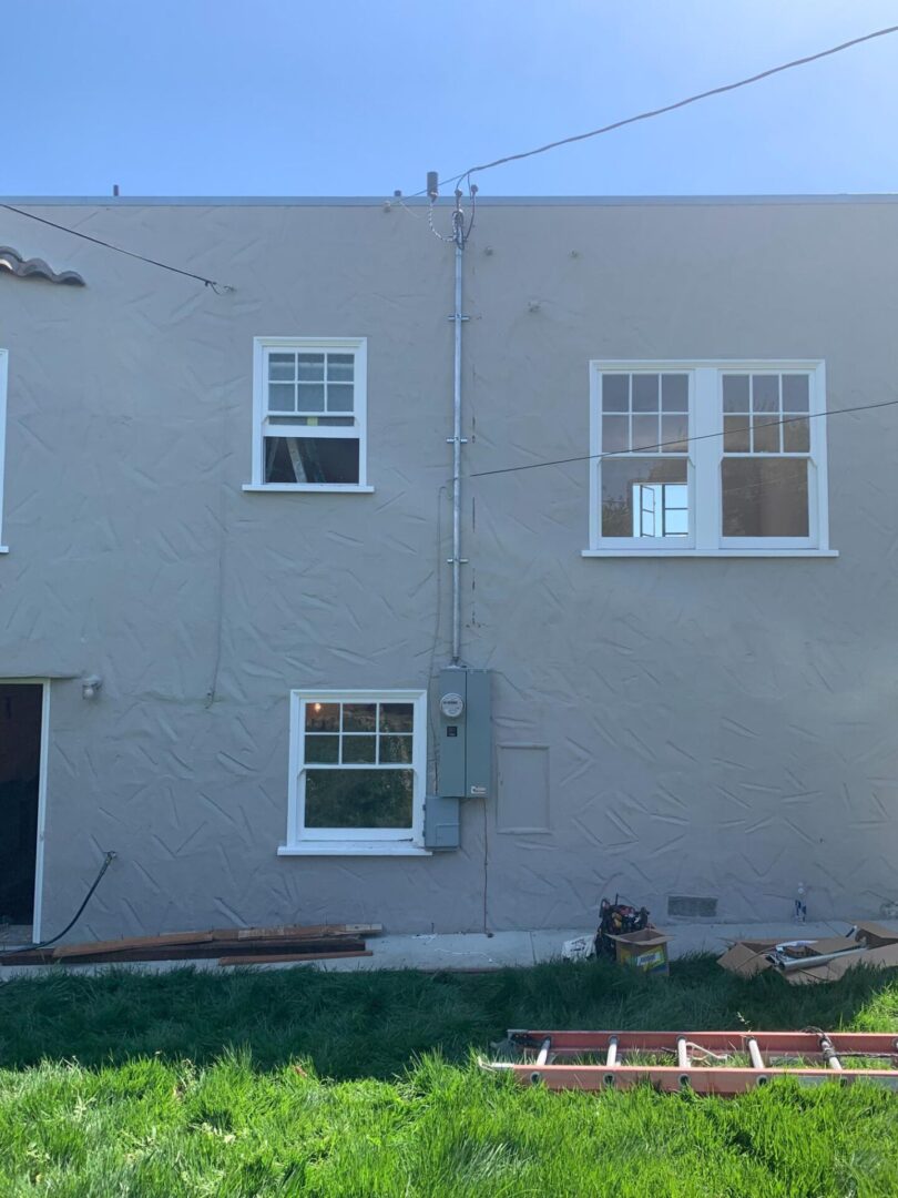 A building with many windows and doors in the back.